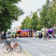 En kvinde er død efter en ulykke, hvor hun kom i klemme under en varevogn. Foto: Presse-fotos.dk.