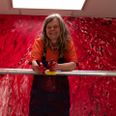 Kunstner Vibeke Lawaetz foran det færdige værk, der bliver ferniseret 2. juni. Pressefoto