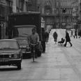 Da vi blev ramt af oliekrisen i 1973, var nogle af de politiske svar bilfrie søndage og forbud mod vinduesbelysning i butikker. Så langt skal vi ikke gå. Men dengang var der søndagslukket. Det kan vi overveje igen. Og gøre det allerede nu, inden vinteren for alvor sætter ind, mener Christian Friis Bach.