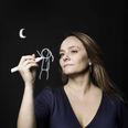 Maren Uthaug, tegner og forfatter. Hun debuterede med romanen "Og sådan blev det". Fast tegner for Politiken med striben "Ting jeg gjorde".