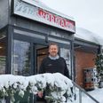 Et opslag, som Kasper 'Købmand' Fjellerup lavede onsdag aften, endte med at give husly til en håndfuld bilister, som var strandet i det østjyske snekaos. Privatfoto