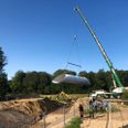 Arbejdet med at løfte det kæmpestore stålrør, der skal udgøre tunnellen, på plads blev fulgt nøje af børn og voksne i Veng Skole og Børnehus.