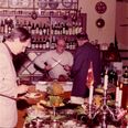 Svend Erik Sørensen er klar til at skære for ved julebord på Sjette Frederiks Kro. Billedet skal være fra omkring 1970. Foto: Privat