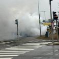 Politiet advarer beboere tæt på den brændende bus. Foto: Presse-fotos.dk