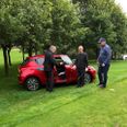 Denne røde Suzuki Swift var på højkant på par 3 hul. Privatfoto