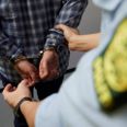 En 32-årige mand er blevet anholdt og sigtet for blufærdighedskrænkelse og for husfredskrænkelse, oplyser Østjyllands Politi. Arkivfoto.