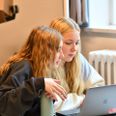 Lørdag 2. oktober er en atypisk skoledag på Rønde Privatskole. Ikke alene er det skoel på en lørdag, det er også en dag, hvor forældre og andre interesserede er inviteret med ind i klasselokalerne