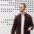 Asbjørn Kjær Attermann fra Institut for Klinisk Medicin præsenterede sin forskning foran et fyldt Per Kirkeby Auditorium til PhD Day 2026. Foto: Simon Fischel, AU Health