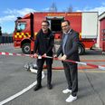 Onsdag klippede borgmester Frands Fischer den røde snor til Østjyllands Brandvæsens nye specialkøretøj, som skal styrke både beredskab og ressourcehensyn.. Foto: Skanderborg Kommune