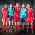 Fra venstre Puk Mohn, Alma Wagener, Lærke Hagelskjær, Alberte Mørk Bojesen og Alvilde Smærup Ehlers fik lov at spille i nationaldragten til DBU-miniturnering for de dygtigste U14-fodboldpiger i Jylland. De forskellige farver skyldes, at pigerne var på hvert sit af de to midtjyske talenthold. Privatfoto