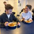 På Viby Skole er det udskolingen, som frem til 2028 får serveret skolemad. Lucas Hubert Nielsen og Sara Christiansen er nogle af de elever, der tester den nye ordning. Foto: Emma Dalum