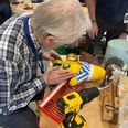Repair Café redder genstande fra at ryge i skraldespanden. De reparerer alt fra dyre køkkenmaskiner til gamle arvestykker. Privatfoto.