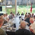Formand for Økonomi- og Erhvervsudvalget, borgmester Frands Fischer (S) og næsteformand Thomas Cordtz (K) holdt torsdag 2. august møde med lokale turistaktører på Fælleden. Foto: Per Bille