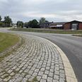 Bygningen på grunden mellem Strandvejen og Kastbjergvej rummer i dag både Novasol og Alt Til Dagen. Når planerne igangsættes skal bygningen rives ned for at give plads til det nye supermarked. Skrider projektet planmæssigt frem kan det nye supermarked åbne før sommerferien 2027. Foto: Anette Bonde