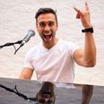 Ben Noke, der har spillet i Abbey Road Studios og legendariske Soho House i London, er en af pianisterne, der på skift sætter stemningen fredag aften i GårdCaféen. Pressefoto