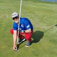 Alan Rønde måtte lede længe efter kuglen, men til sidst gik det op for ham, at han havde lavet hole-in-one. Foto: Grenaa Golfklub