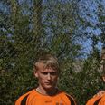 Superveteranen Kasper Høegh Therkildsen (tv.) er over the hill og gået på fodboldmæssig pension, men hjælper gerne barndomsklubben, når der er behov. Dribleren med den kælne boldbehandling kunne dog ikke vende slagets gang mod Hornbæk, da han kom på banen. Ungdomsfoto: Lars Norman Thomsen