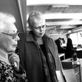 Lone Hindø, her som formand for Aarhus Kommunes sundhedsudvalg, i samtale med repræsentanter fra beboerrådet på Bøgeskovhus i Viby i 2001. Arkivfoto: Carsten Ingemann.