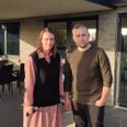 Julie og Nicolai Kruse Bjerre fra Auning forstår ikke, det skal være en kamp at få Norddjurs Kommunes til at hjælpe deres handicappede datter Alfine på seks år. Foto: Søren Brunsgaard Ladefoged.