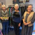Fra v.: Majbritt Brandstrup, Gitte Kobberø, Tove Christiansen og Jette Skriver er fire blandt cirka 30 frivillige i Folkekirkens Nødhjælps butik i Rønde. Foto: Lars Norman Thomsen