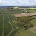 13 naboer til gården til venstre vil gerne have skriftlige svar, før de tager et møde med Favrkov Kommune. Dronefoto: Michael Wulff