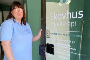 Der skulle en uheldig landing efter et faldskærmsudspring til at overbevise 45-årige Rikke Skovhus Engstrøm om, at hun skulle skifte fra bager til fodterapeut i sit civile liv.