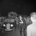 En politibetjent og en række unge på Paludan-Müllers Vej kort før urolighederne brød ud. Foto: Børge Venge, 1956, Aarhus Stadsarkiv