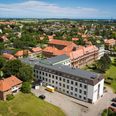 Processen med at nedklassificere Grenaa Sundhedshus er sat i bero - men hvad betyder det? Foto: Region Midtjylland