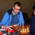 Stormester Mads Andersen fra Skanderborg har indtil videre gjort det over al forventning til EM 2023 med først en fin gevinst over verdensklassespilleren Mamedyarov og siden en sikker remis mod Rumæneren Deac. Foto: Claus Qvist Jessen