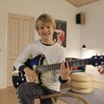 Peter Sejer Winther går i 5. klasse på Gudenåskolen, hvor han også er med i et band. Han er senere på året biografaktuel i filmen Julemandens datter, hvor han spiller en af hovedrollerne. Musikken har rustet Peter til at spille skuespil.
