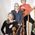Billedet her er fra Visit Skanderborgs nye faste kontorlokaler på Himmelbjerggården med de tre faste medarbejdere: Karen Maria Dixen, Anja Jakobsen og Marianne Purup.