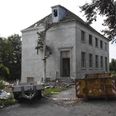 Nedrivningen af Regnbuevænget 1 er sat i gang uden den lovmæssige høring. Foto: Lotte Gyldenvang
