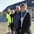 Afdelingsleder Niels Laustsen, anlægsingeniør Maria Olesen fra Trafik og Veje, samt Claus og Lone Bräuner glæder sig over et godt samarbejde - på trods af trafikomlægningen igennem Foldby. Foto: Kian Johansen