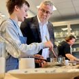Fortiden i fremtidens mad skal gøre skoleeleverne stærkere i dansk madkultur. Ved lanceringen på Det Grønne Museum lyttede fødevareminister Jacob Jensen nysgerrigt på de oplevelser, som 6. klasse fra Auning Skole havde haft med de historiske retter og tilberedningsmetoder. Foto: Simon Carlson