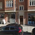 Voldelig kunde i Trøjborg Kopicenter efterlyses.