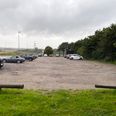 For enden af pladsen her skal det nye serviceområde ligge ved afkørsel 44 Hadsten. Et forslag til en ny lokalplan for stedet er netop sendt i offentlig høring. Foto: Favrskov Kommune