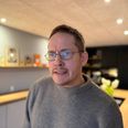 Brillerne er en af mange rekvisitter. Han fandt dem i Harald Nyborg, og da han spurgte om prisen fik han dem gratis. Foto: Emma Dalum
