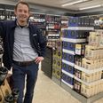 Andreas Carstensen i vinafdelingen, der er tilføjet mere stilmæssig varme i form af træinventar. Foto: Anette Bonde.