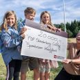Det gav anledning til store smil, da FDF Skanderborg-Stilling for nylig fik 20.000 kroner til indkøb af nye telte. Susanne Talbo, der er afdelingsdirektør i Sparekassen Kronjylland i Skanderborg overrakte gavebeviset. Pressefoto