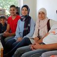 Fra venstre: Kamma Houth, der er blevet en nær ven af familien, Redwan, Abdul Karim, Nour, Eiman og Mohamed Shaker. Foto: Stine Østergaard