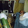 Thomas Nielsen kom kritisk til skade, da han var udsendt i Kroatien i 90'erne. Her ses han kort efter sin operation på et amerikansk felthospital. Privatfoto
