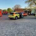 Københavns Politi blev søndag aften kort før kl. 20 kaldt ud til en ulykke ved en skole i Ballerup, hvor en 22-årig kvinde var kommet alvorligt til skade. Foto: Presse-fotos.dk