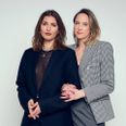 De to fotografer Merle Mejlby (til venstre) og Christina Jensen står bag fotoserien 50/50, som sætter fokus på den ulige kønsbalance i musikbranchen. De 51 portrætter kan opleves i Musikhuset Aarhus i maj og juni. Pressebillede
