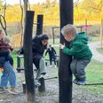 Lunden fået en ny vikinge-inspireret legeplads. Her kan børnene segle i vikingeskibe, øve balance på Midgårdsormen, lege i Hels mørke borg og spise madpakker i Valhal. Foto: Tahmasbi