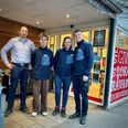 Uddeler Daniel Viese (tv) sammen med en del af teamet, der har knoklet det seneste år for at skabe en spændende butik med nye indkøbsoplevelse for kunderne i Dagli’Brugsen i Gl. Rye. Foto: Grethe Bo Madsen