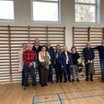 Yrsa Schou Nielsen (yderst til venstre) var blandt en 12 personer stor flok, som mødtes 70 år efter, de begyndte i 1. klasse sammen. To personer stødte til, efter billedet blev taget. Foto: Haldum-Hinnerup Skolen