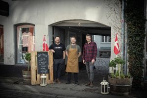 De erfarne gutter fra Café Støj genåbner den hyggelige gårdcafé midt i Latinerkvarteret.