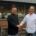 Efter 21 år som restauratør på Røndes hovedgade siger Rober Mekhael (th.) endeligt farvel ved en goddag-og-farvel-reception 13. januar 2018. Køkkenchef Dintcher Mehmed tog over i Restaurant Bag Søjlen ved indgangen til julemåneden. Alle fotos: Lars Norman Thomsen