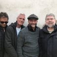 Det Si'r Sig Selv fortolker C.V. Jørgensens musik og består af Anders Kjærsig: Tolker og taler, Kim Sagild: Guitar og kor, Niels Kilele: Percussion, banjo og kor, Thorkil Bisgaard: Sang og guitar. Pressefoto