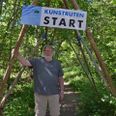 Ingolf Steffensen har også i år taget det store slæb med at få etableret en kunstrute i Grenaa Plantage. Portalen markerer start og slutning på den 3,8 kilometer lange rute. Foto: Søren Andersen
